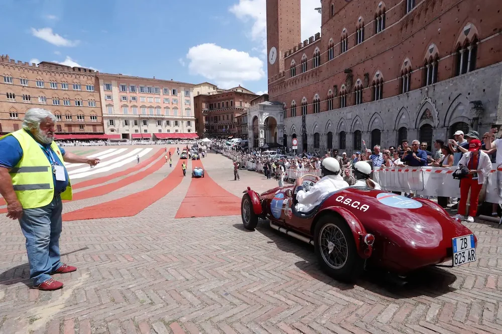 Toskana Wochenschau – Mille Miglia mit historischem Rennwagen auf der Piazza del Campo in Siena