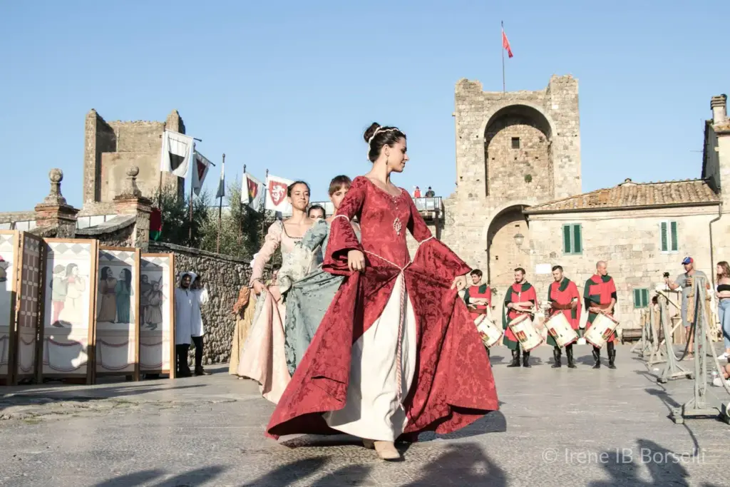 Toskana Wochenschau: Historisches Mittelalterfest in Monteriggioni mit Tänzern und Musikern