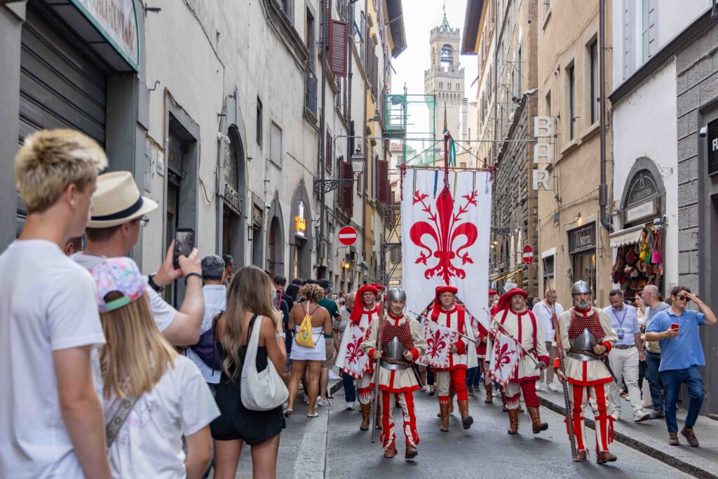 Toskana Wochenschau: Historischer Festumzug zum San Giovanni Fest durch die Altstadt von Florenz