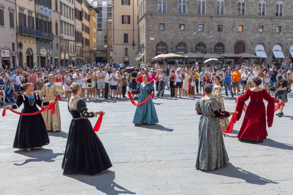 Toskana Wochenschau: Historischer Tanz auf der Piazza della Signoria zum San Giovanni Fest in Florenz