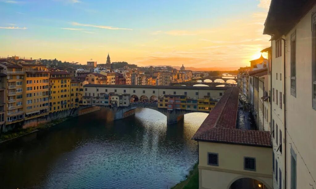 Toskana Wochenschau: Blick aus dem Vasari-Korridor über den Arno und die Ponte Vecchio in Florenz