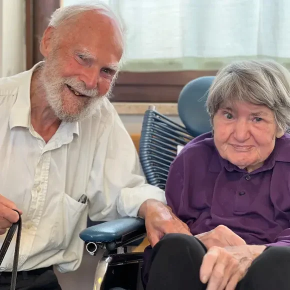 Edward und Annamaria sitzen nebeneinander in Campi Bisenzio – Toskana Wochenschau