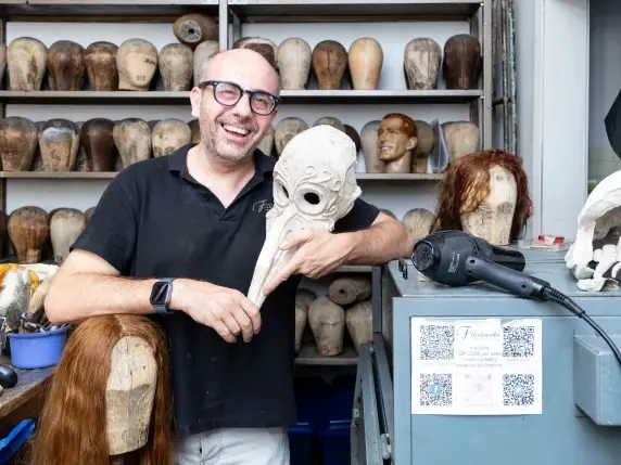 Perückenmacher in der Werkstatt Filistrucchi in Florenz mit Pestdoktor-Maske – Toskana Wochenschau