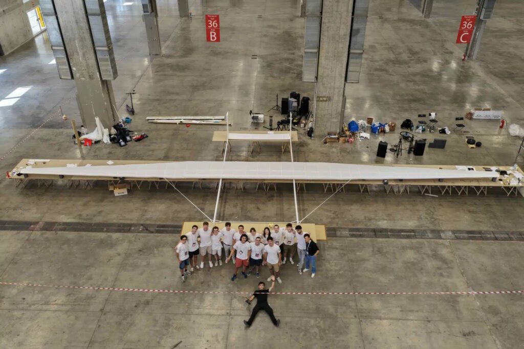 Größter Papierflieger der Welt aus Pisa vor dem Start in der Toskana Wochenschau