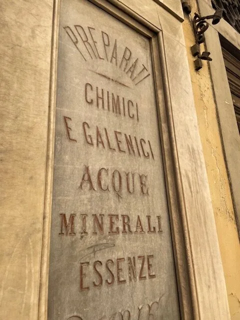 Historische Apothekeninschrift für chemische und galenische Präparate in Florenz – Toskana Wochenschau