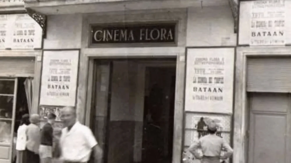 Toskana Wochenschau: historische Schwarz-Weiß-Aufnahme des Eingangs zum Cinema Flora in Florenz