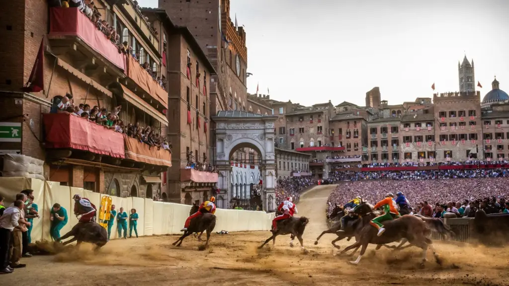 Palio di Siena Pferderennen auf der Piazza del Campo in der Toskana Wochenschau