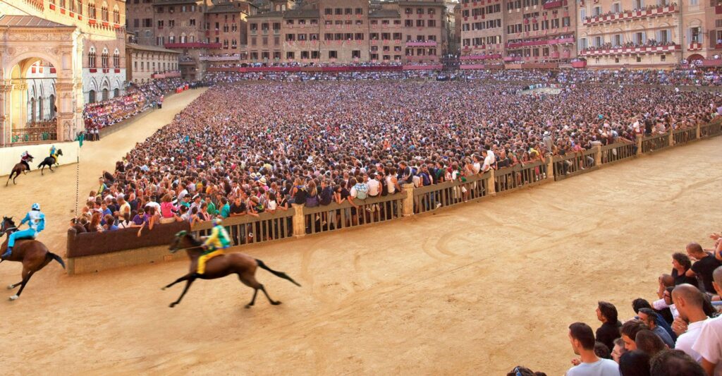 Volle Piazza del Campo beim Palio di Siena in der Toskana Wochenschau