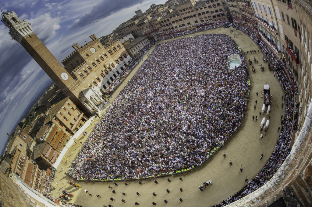 Piazza del Campo in Siena mit Torre del Mangia während des Palio in der Toskana Wochenschau
