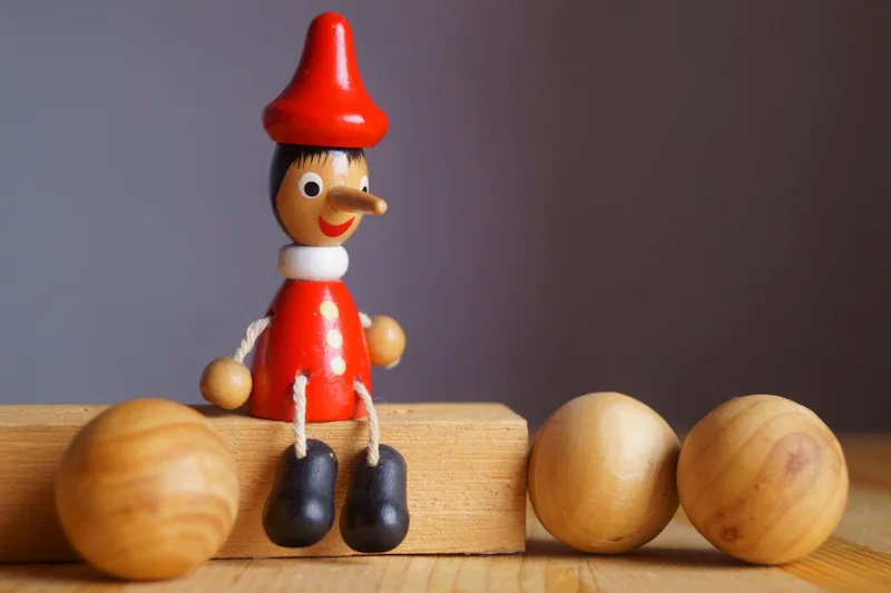 Pinocchio-Figur als Symbol für Collodi in der Toskana und die Kunst der Lüge