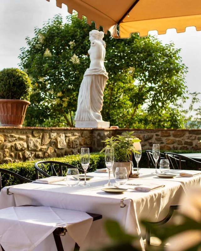 Gedeckter Tisch im Gartenrestaurant des Palazzo Tiglio in San Pancrazio – Toskana Wochenschau