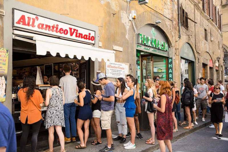 Toskana Wochenschau: Warteschlange vor All’Antico Vinaio in der Via dei Neri in Florenz