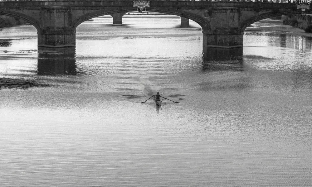 Ruderer auf dem Arno in Florenz als Titelbild der Toskana Wochenschau über verborgene Geschichten und Entdeckungen