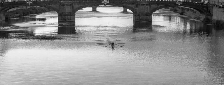 Ruderer auf dem Arno in Florenz als Titelbild der Toskana Wochenschau über verborgene Geschichten und Entdeckungen