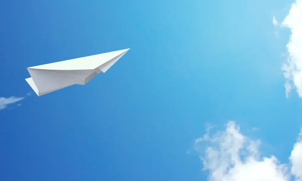Toskana Wochenschau – Papierflieger als Symbol für das Projekt Icarus in PisaToskana Wochenschau – Papierflieger als Symbol für das Projekt Icarus in Pisa