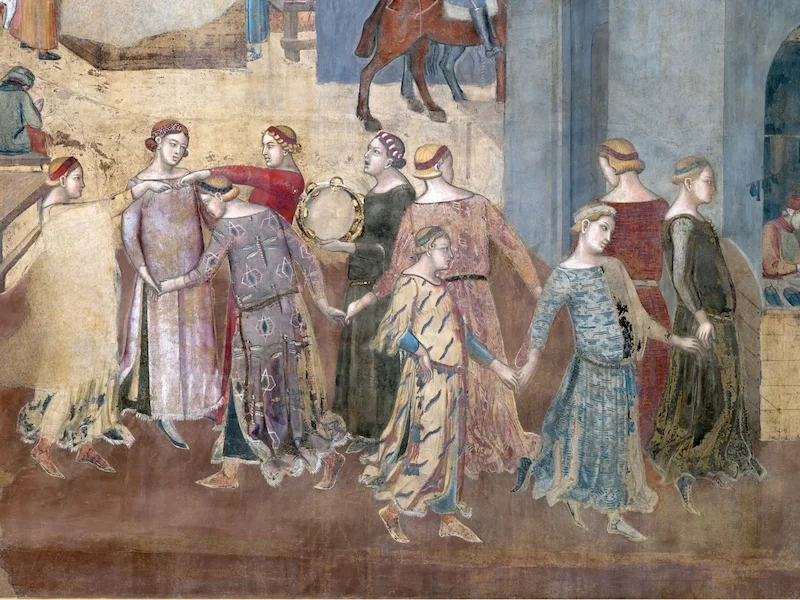Toskana Wochenschau: Frauen in mittelalterlichen Gewändern auf Lorenzettis Fresko in Siena