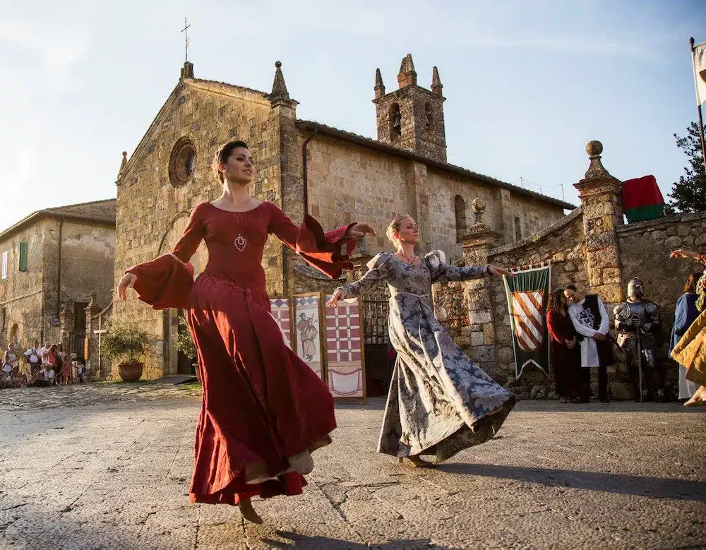 Tänzerinnen beim Mittelalterfest in Monteriggioni in der Toskana