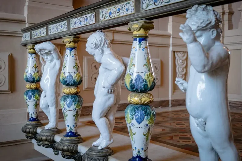 Toskana Wochenschau: Keramikbalustrade mit Putten im Museo Giovanni Fattori in Livorno