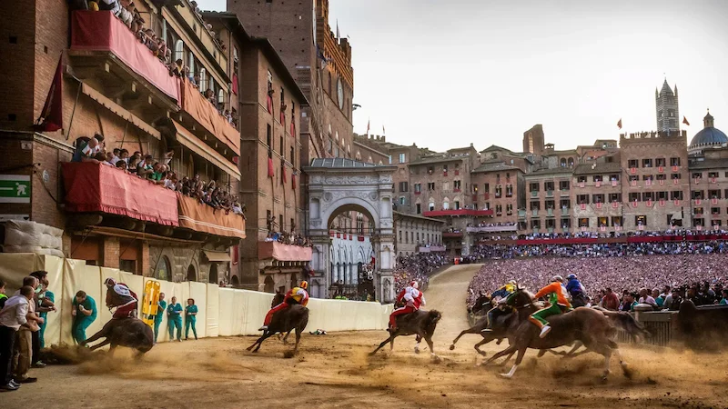Toskana Wochenschau – Pferderennen beim Palio di Siena auf der Piazza del Campo