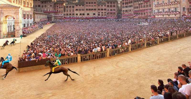 Toskana Wochenschau – Palio di Siena mit Pferderennen auf der Piazza del Campo