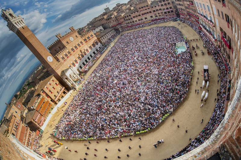 Toskana Wochenschau – Palio di Siena auf der Piazza del Campo mit Torre del Mangia