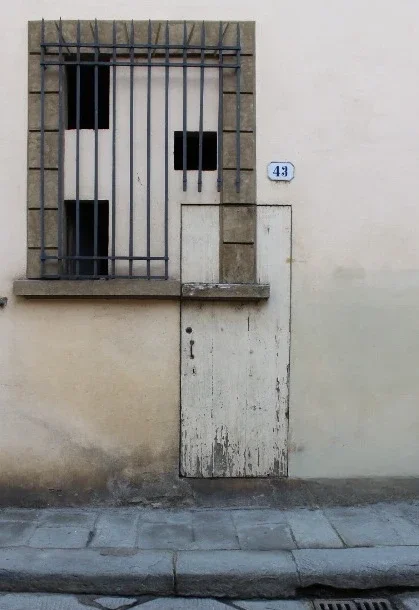 Verborgene Tür in Florenz aus dem Projekt Porte Nascoste in der Toskana Wochenschau über versteckte Stadtgeschichten
