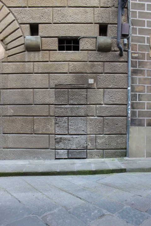Verborgene Tür am Palazzo Bardi in Florenz in der Toskana Wochenschau über versteckte Spuren der Stadtgeschichte