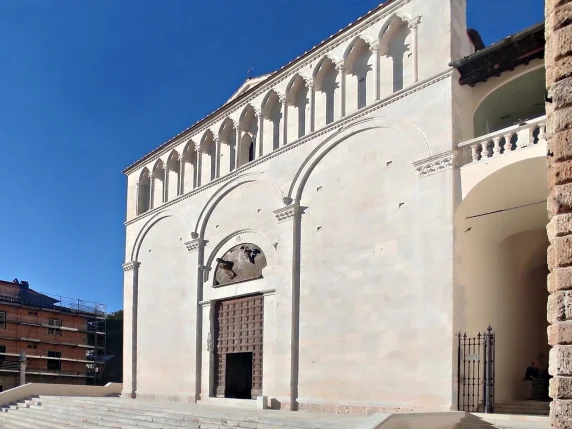 Marmorfassade der Kirche Sant’Agostino in Pietrasanta