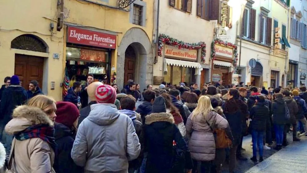 Toskana Wochenschau: Touristenandrang vor All’Antico Vinaio in der Via dei Neri in Florenz