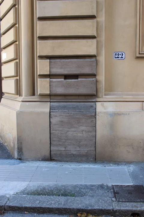 Versteckte historische Tür in Florenz aus dem Projekt Porte Nascoste in der Toskana Wochenschau