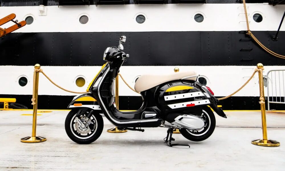Schwarz-weiße Vespa im Design der Amerigo Vespucci vor dem Rumpf des italienischen Segelschulschiffs
