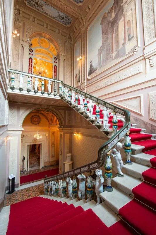 Toskana Wochenschau: Prunkvolle Treppe der Villa Mimbelli in Livorno