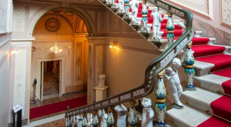 Toskana Wochenschau: Detail der Prunktreppe in der Villa Mimbelli in Livorno