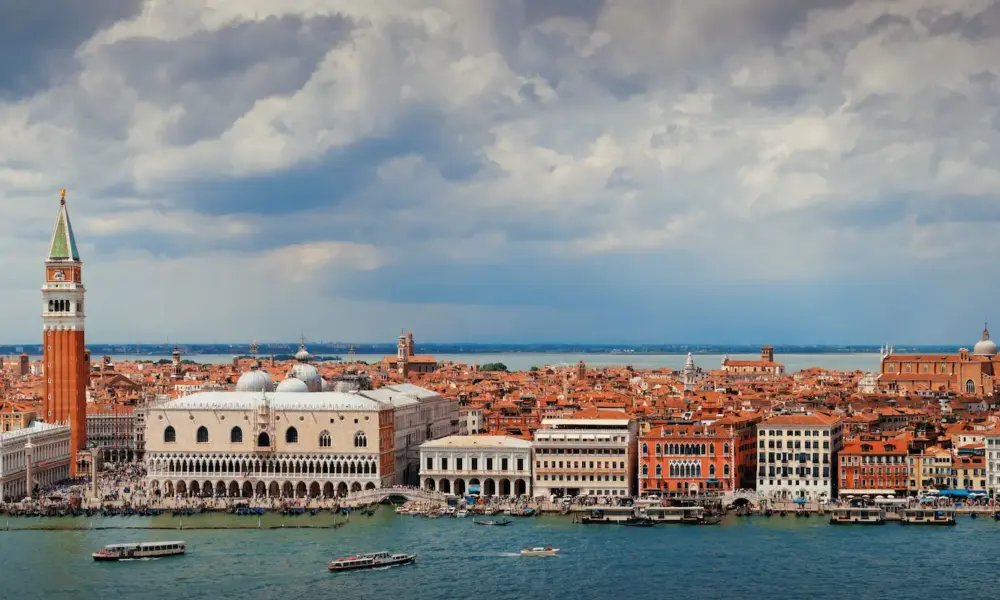 Wenn die Gondeln Trauer tragen – Blick auf Venedig mit Markusplatz, Campanile und Dogenpalast