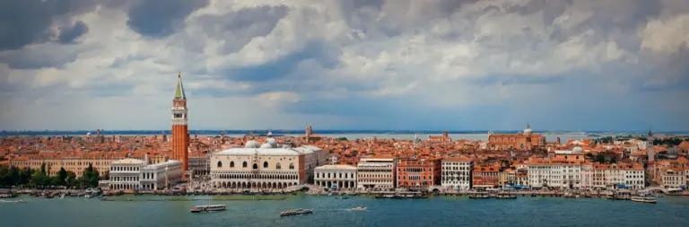 Wenn die Gondeln Trauer tragen – Blick auf Venedig mit Markusplatz, Campanile und Dogenpalast