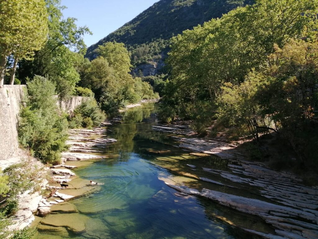 Badender mit Hund im Flussbett der Elsa bei Colle Val d’Elsa – Toskana Wochenschau