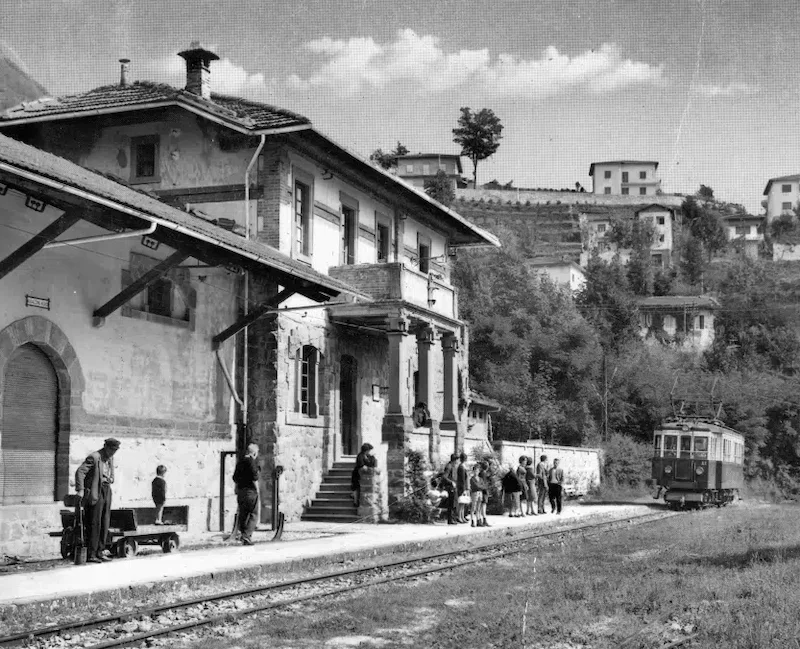 Historischer Triebwagen der Ferrovia Alto Pistoiese an einem Bergbahnhof – Toskana Wochenschau