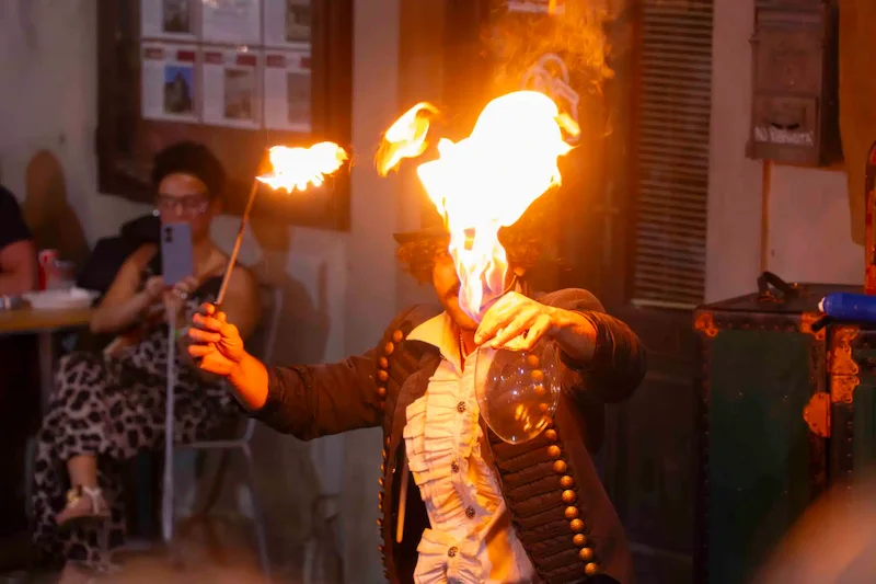 Feuerkünstler bei einem sommerlichen Volksfest in der Toskana – Toskana Wochenschau