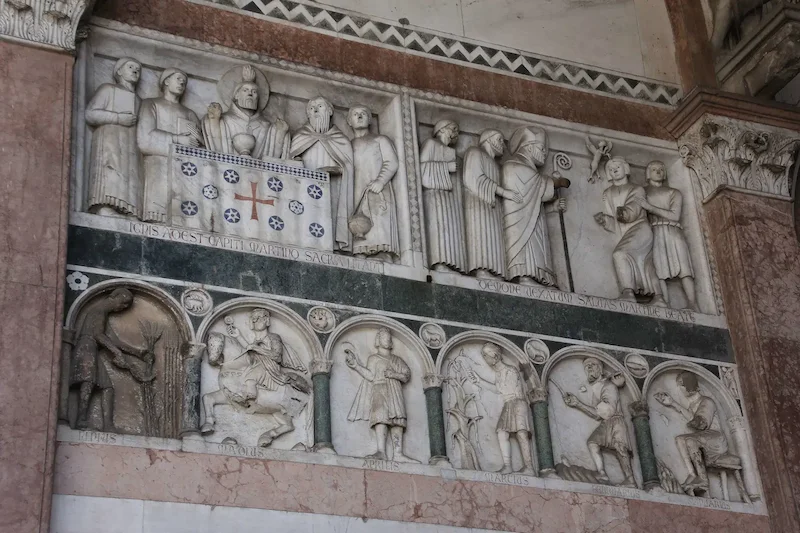 Mittelalterliche Monatsreliefs im Dom San Martino in Lucca – Toskana Wochenschau