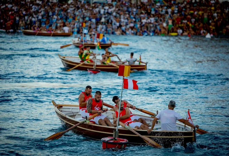 Ruderboote beim Palio Marinaro dell’Argentario in Porto Santo Stefano – Toskana Wochenschau
