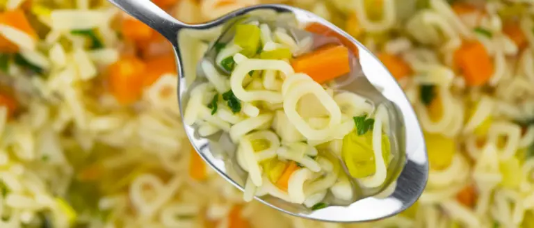 Schreiben Gedanken – Buchstabensuppe mit Nudeln und Gemüse als Bild für ungeordnete Gedanken beim Schreiben