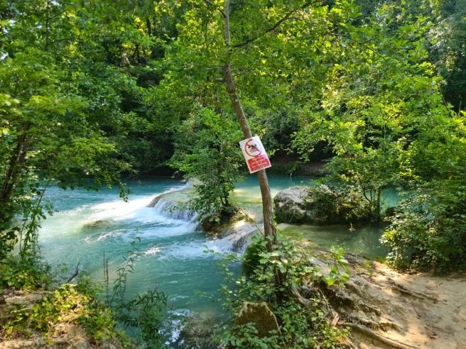 Toskana Wochenschau: Badeverbotsschild am türkisblauen Fluss Elsa bei Colle di Val d’Elsa