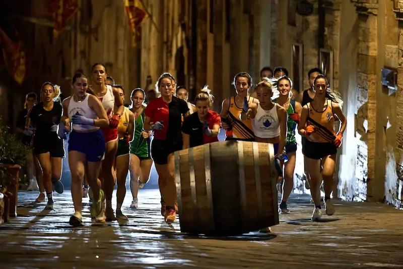 Toskana Wochenschau: Frauen rollen beim Bravìo delle Botti ein Weinfass durch Montepulciano