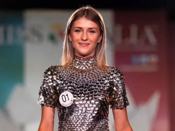 Toskana Wochenschau: Elisa mit Startnummer bei einer regionalen Auswahl für Miss Italia
