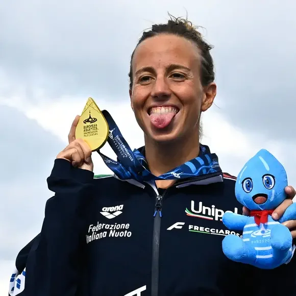 Freiwasserschwimmerin Ginevra Taddeucci mit Goldmedaille bei der EM in Paris – Toskana Wochenschau
