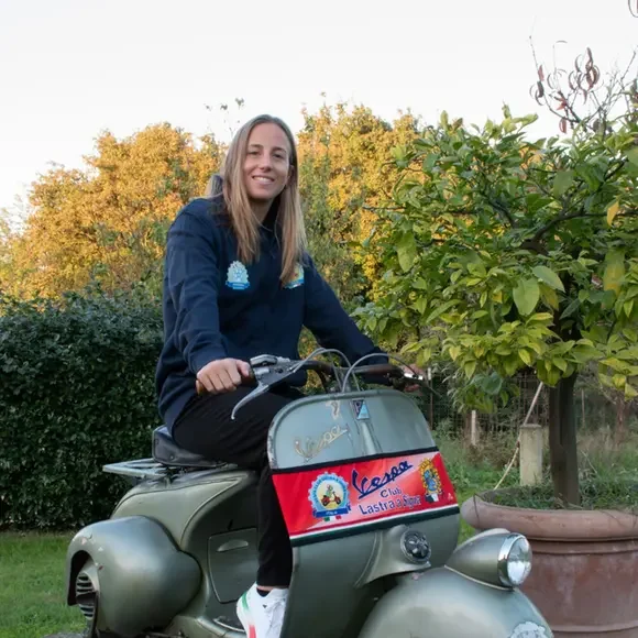Freiwasserschwimmerin Ginevra Taddeucci auf einer Vespa in Lastra a Signa – Toskana Wochenschau