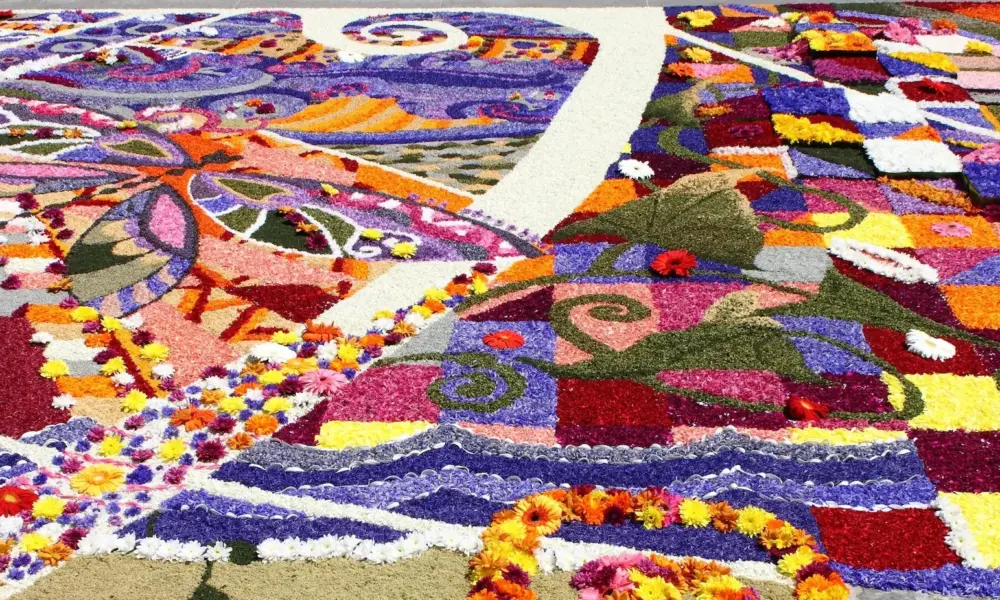 Toskana Wochenschau: farbenfroher Blumenteppich einer traditionellen Infiorata