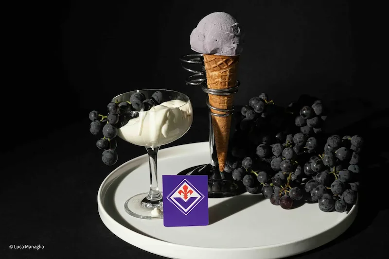 Toskana Wochenschau: violettes Labaro-Viola-Gelato mit Trauben und Fiorentina-Wappen