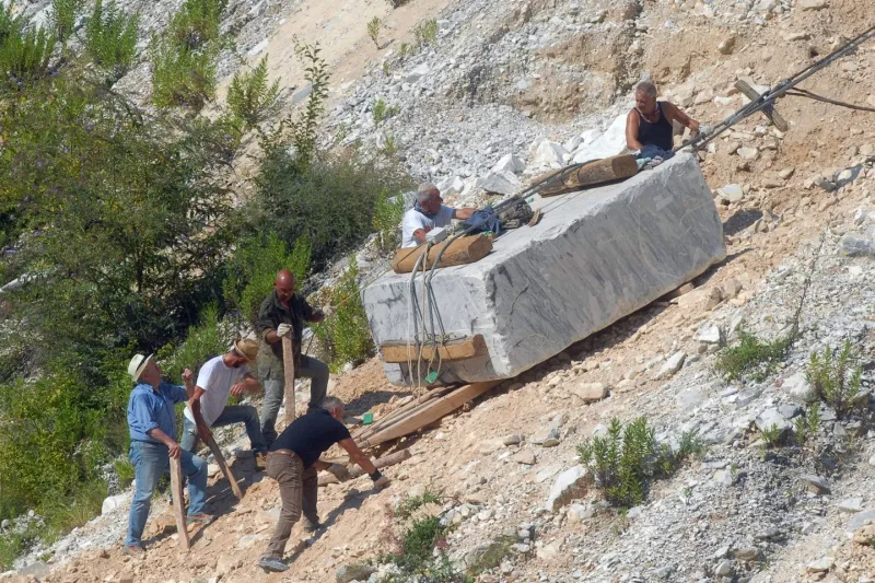 Lizzatura in Resceto: Männer bringen einen schweren Marmorblock auf Holzstangen ins Tal – Toskana Wochenschau