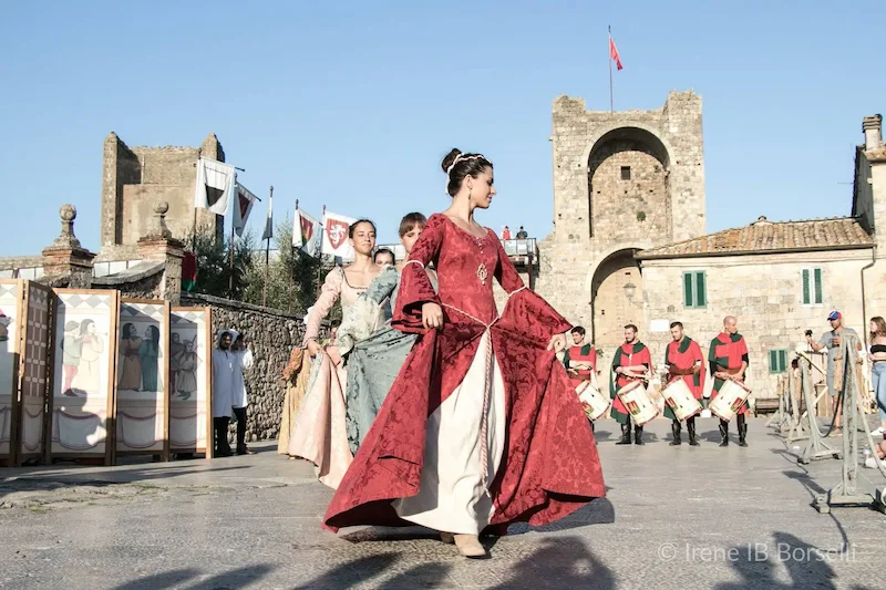 Toskana Wochenschau – Tänzerinnen in historischen Gewändern beim Mittelalterfest in Monteriggioni